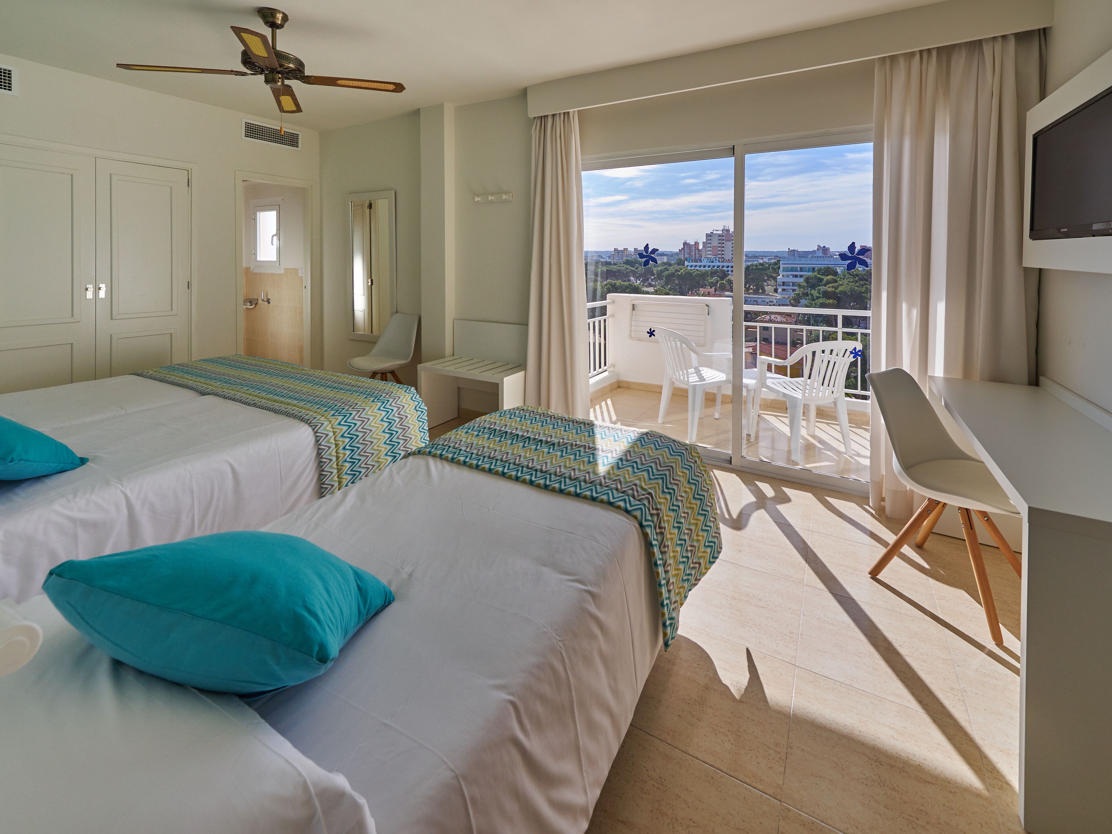 Daunenbettdecken, Betten mit Memory-Foam-Matratzen, Minibar, Zimmersafe
