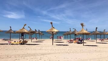 Platja a a prop, platja de sorra blanca i gandules de platja