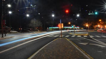 Eine nächtliche Kreuzung mit Ampeln und Fahrbahnmarkierungen.