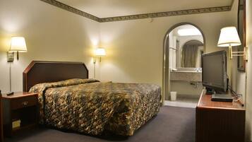 Standard Room, 1 Queen Bed, Non Smoking | Desk, iron/ironing board, free WiFi, bed sheets