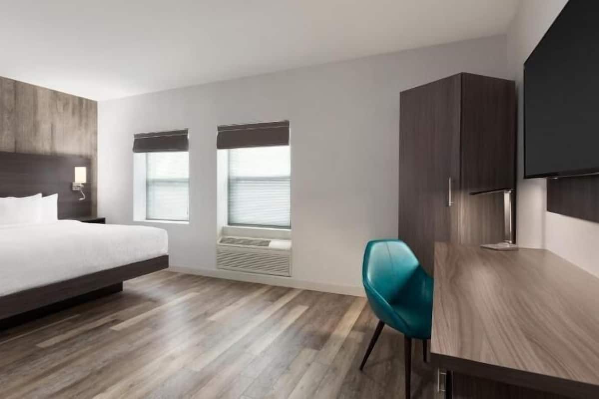 Pillowtop beds, iron/ironing board, free WiFi, bed sheets