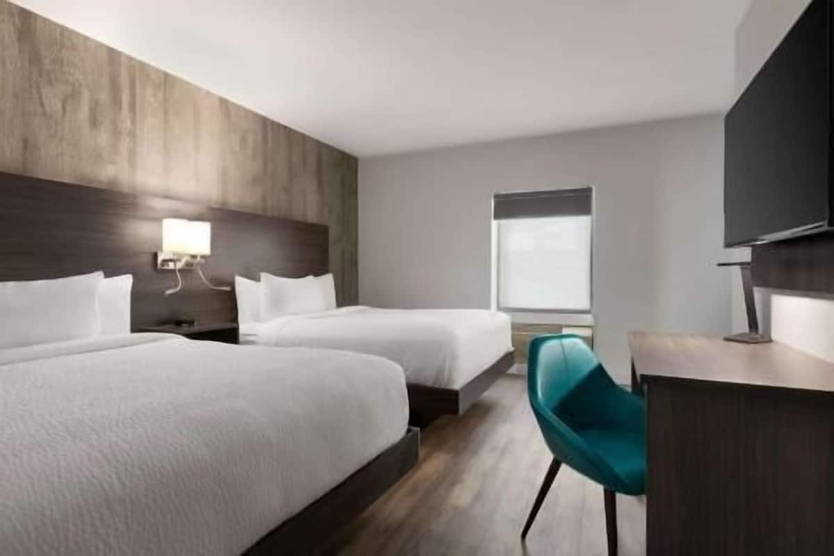 Pillowtop beds, iron/ironing board, free WiFi, bed sheets