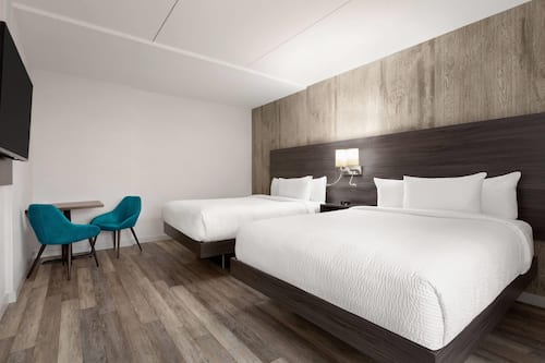 2 Queen Beds, Non Smoking (Mobility, Roll-In Shower)