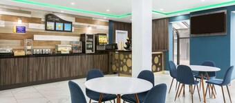 新布藍茲維聖約翰溫德姆戴斯飯店