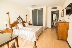 In-room safe, desk, blackout curtains, iron/ironing board - JM Puerto Del Rosario (Puerto del Rosario)