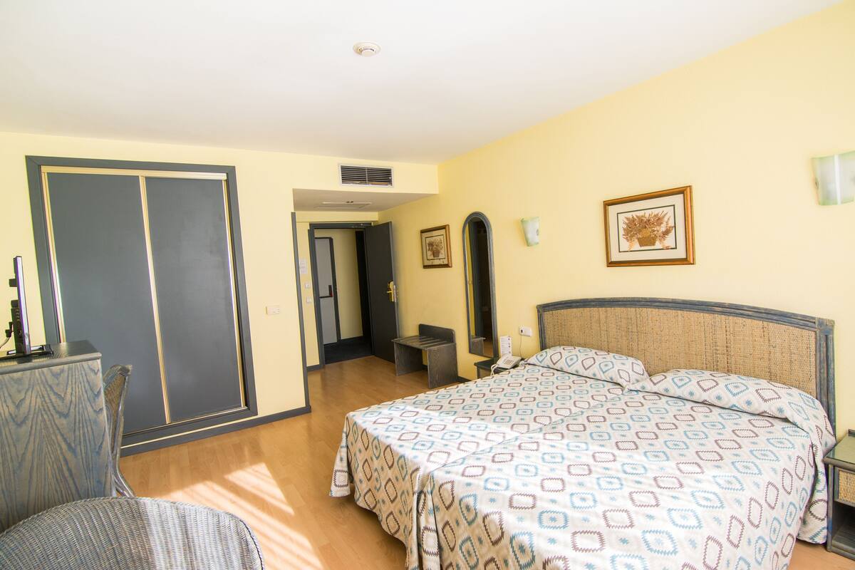 Standard Double Room, 2 Single Beds, Non Smoking, Ocean View | In-room safe, desk, blackout curtains, iron/ironing board (on request)