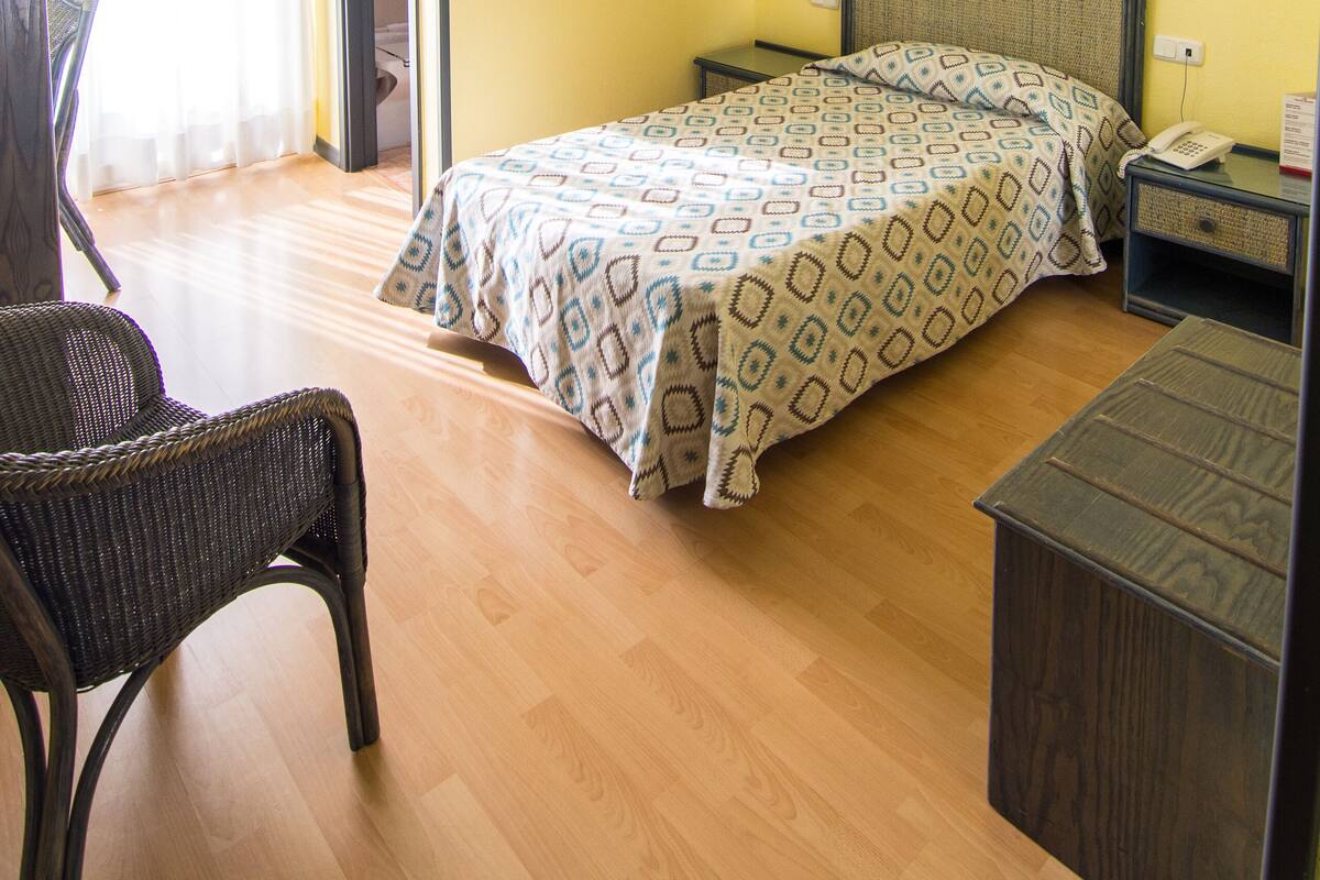 Standard Single Room, Non Smoking | In-room safe, desk, blackout curtains, iron/ironing board (on request)