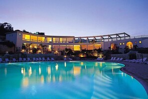 Piscine couverte, 4 piscines extérieures