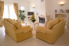 Deluxe Villa, 2 Bedrooms | Living room