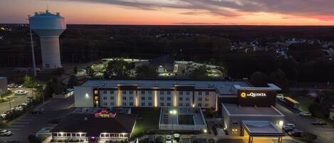 Ein Hotel mit großem Parkplatz, einem Wasserturm und einem gut sichtbaren La Quinta Schild.