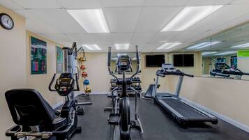Una palestra con tapis roulant, ellittiche e pesi liberi.
