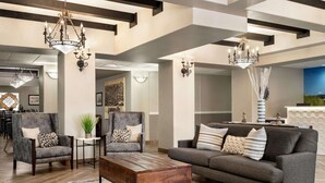 A modern living room with a sofa, armchairs, and a coffee table. - La Quinta Inn & Suites by Wyndham Trinidad (Trinidad)