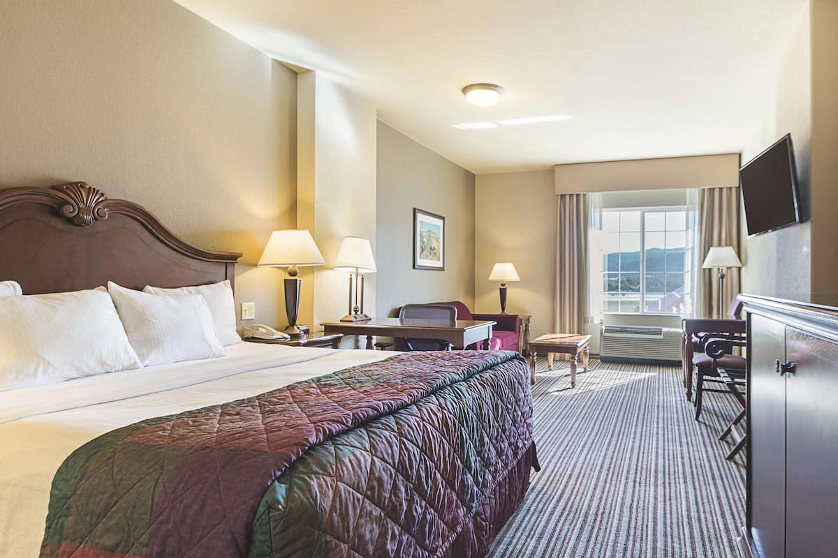 deluxe suite, 1 king bed, non smoking | premium bedding, desk, iron/ironing board, free cots/infant beds