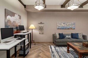 Business centre - La Quinta Inn & Suites by Wyndham Trinidad (Trinidad)