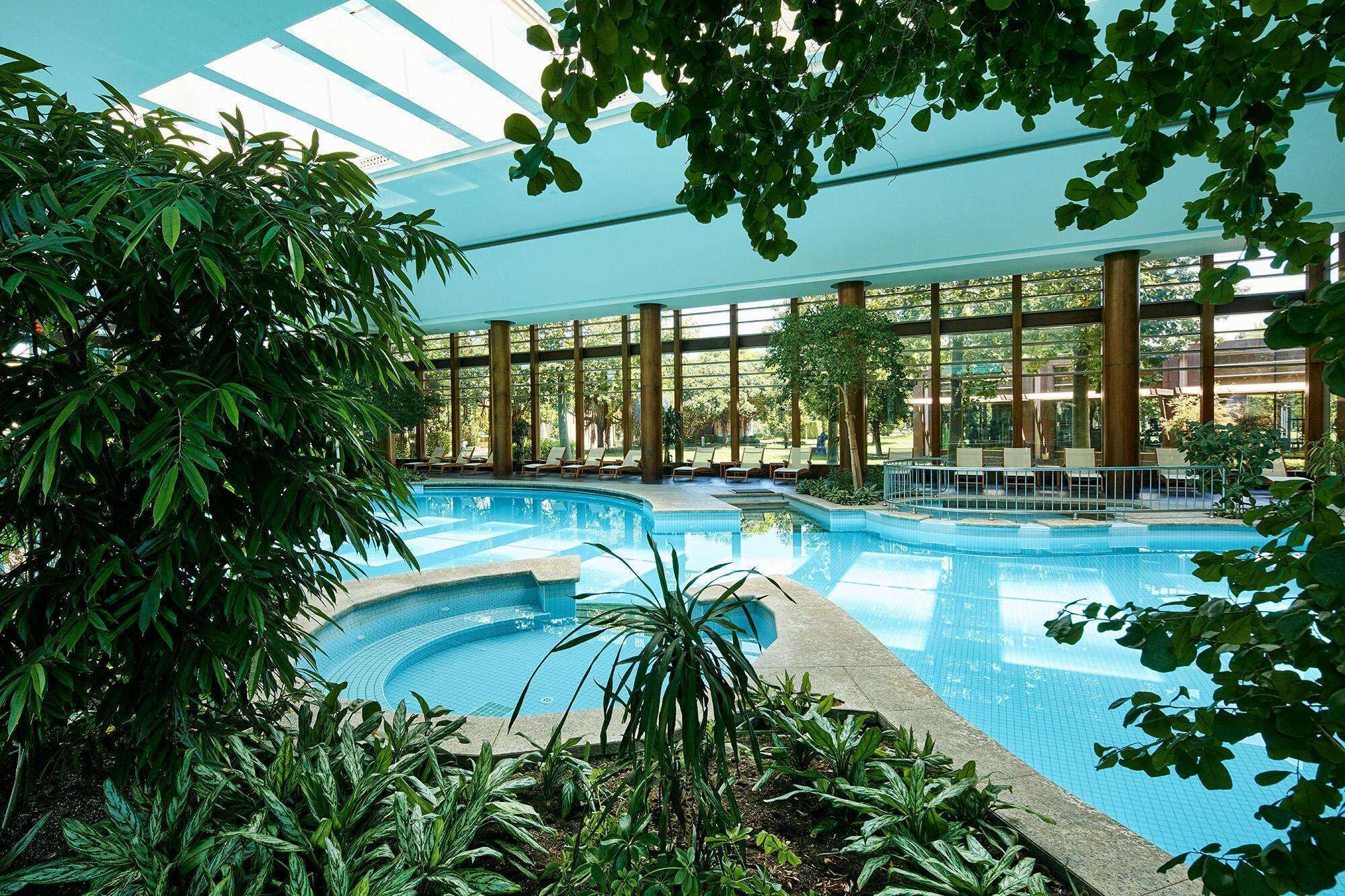 Piscina coperta, piscina stagionale all'aperto, lettini