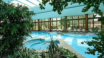 Inomhuspool, en säsongsöppen utomhuspool och solstolar