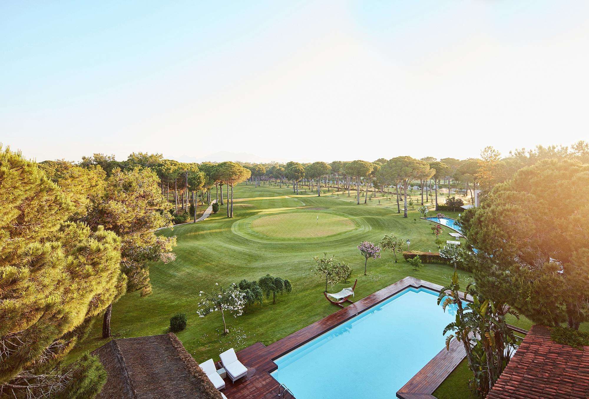 Innenpool, Außenpool (je nach Saison geöffnet), Liegestühle