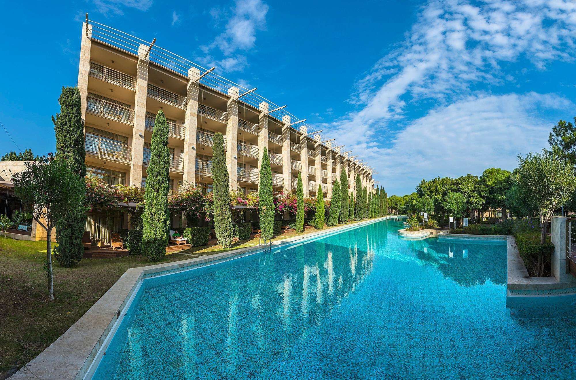 Piscine couverte, piscine extérieure (ouverte en saison)