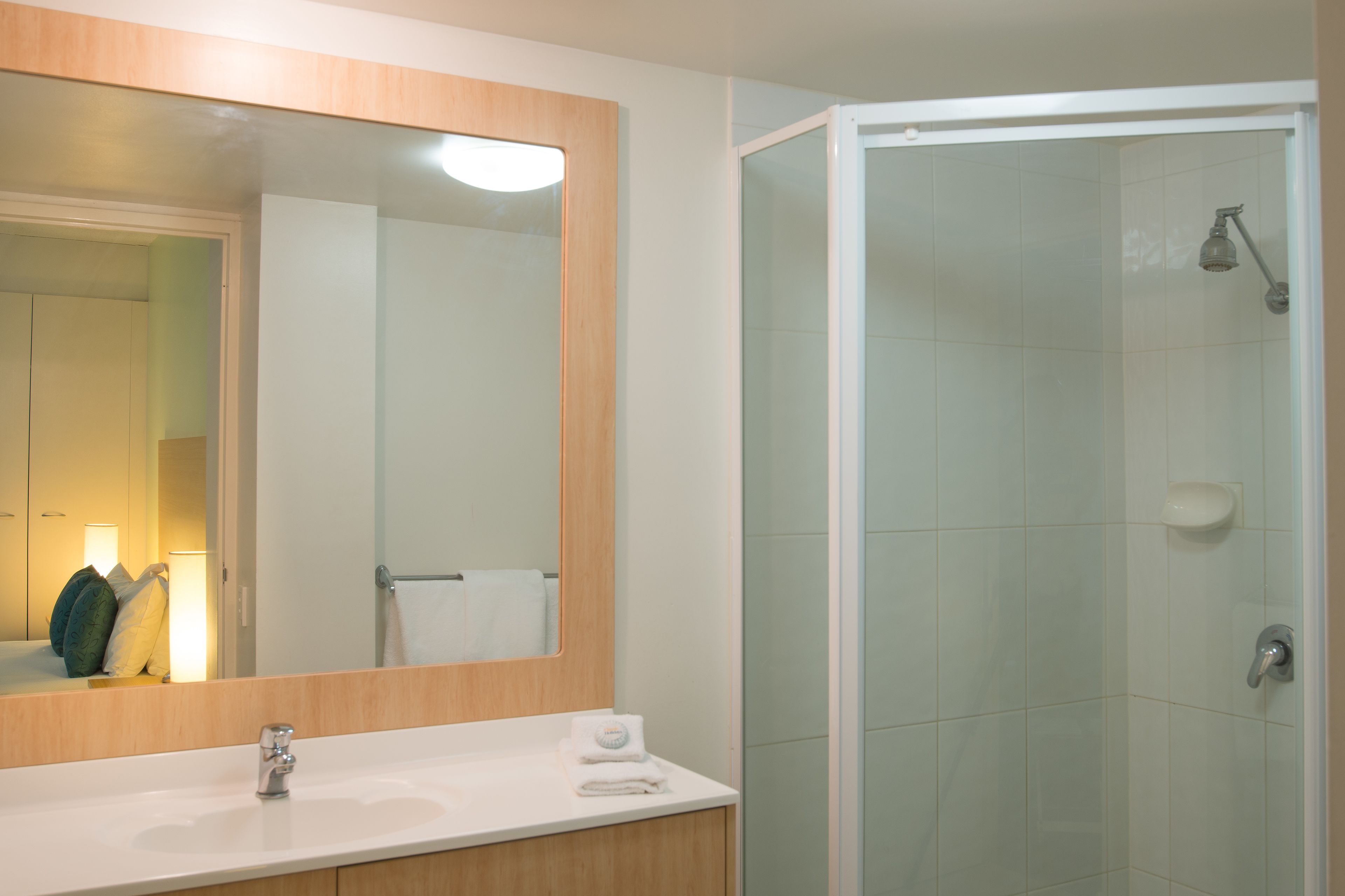 combined shower/bathtub, free toiletries, towels