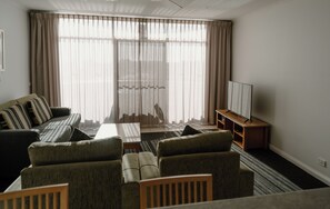 標準公寓, 1 間臥室, 非吸煙房, 廚房 (Apartment) | 起居區 | 平面電視、 DVD 播放機