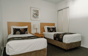 Apartamento estándar, 2 habitaciones, no fumadores, cocina (Apartment) | 1 dormitorio, tabla de planchar con plancha, cunas gratuitas