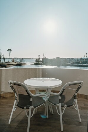 Standard Apartment, 1 Bedroom, Non Smoking, Kitchen (Apartment) | Balcony - Lake Mulwala Boatel (Mulwala)