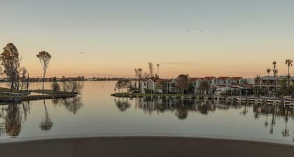 Lake Mulwala Boatel