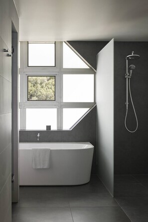 Suite superior | Baño | Tina y regadera independientes y amenidades de baño gratuitas 