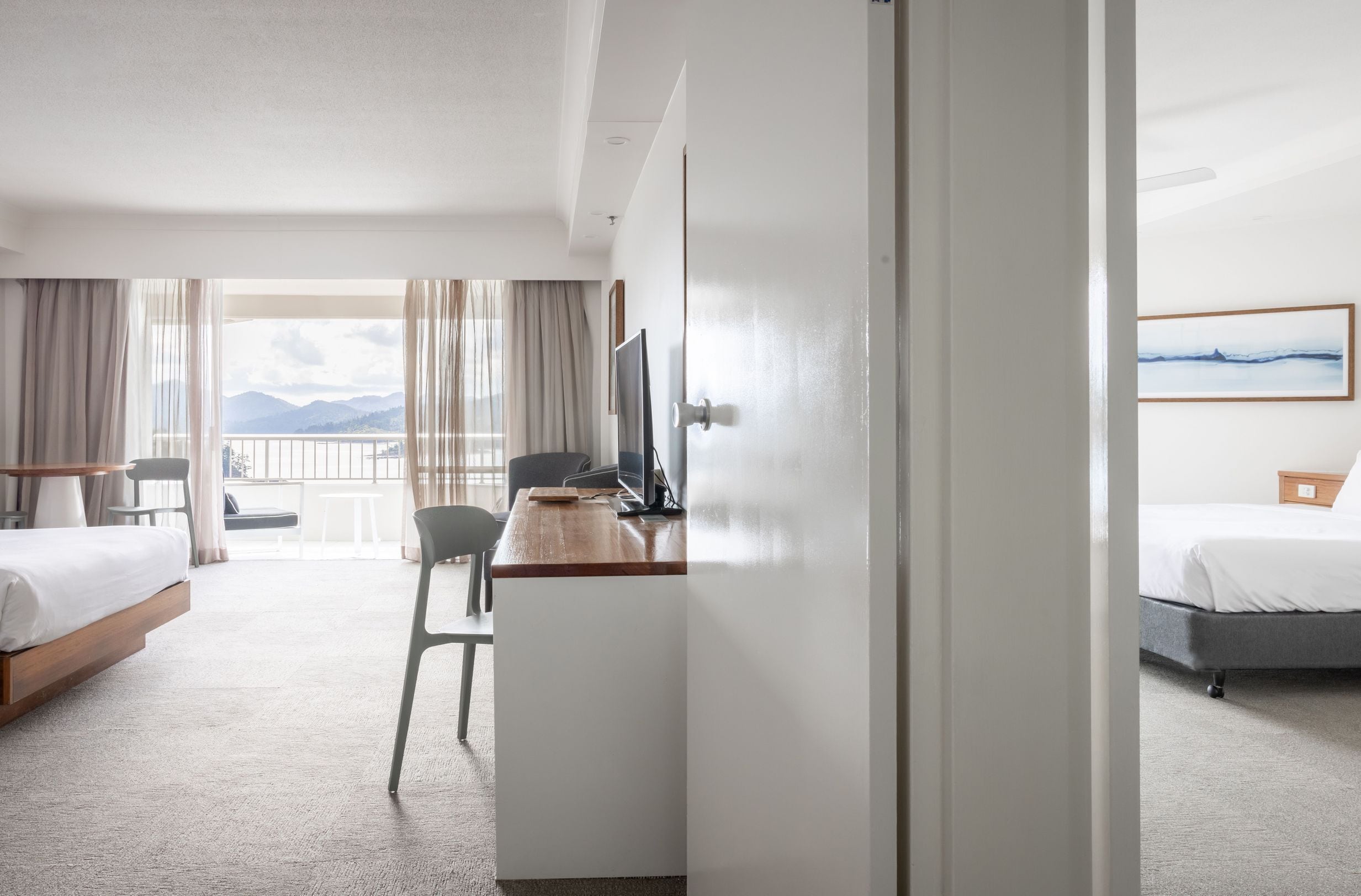 Minibar, coffres-forts dans les chambres, bureau, rideaux occultants