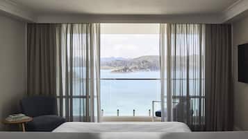 Superior Suite | Minibar, in-room safe, desk, blackout drapes