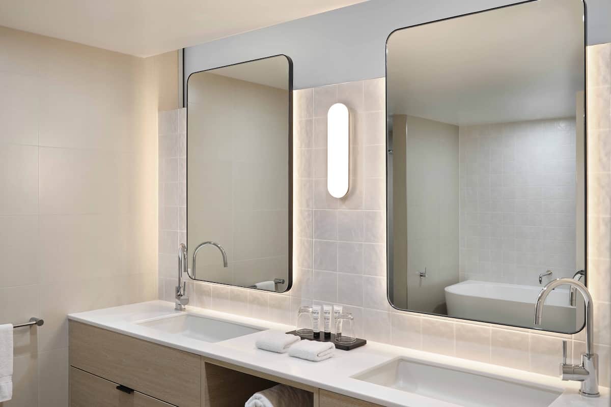 garden view room | bathroom | separate bathtub and shower, free toiletries, hair dryer, towels