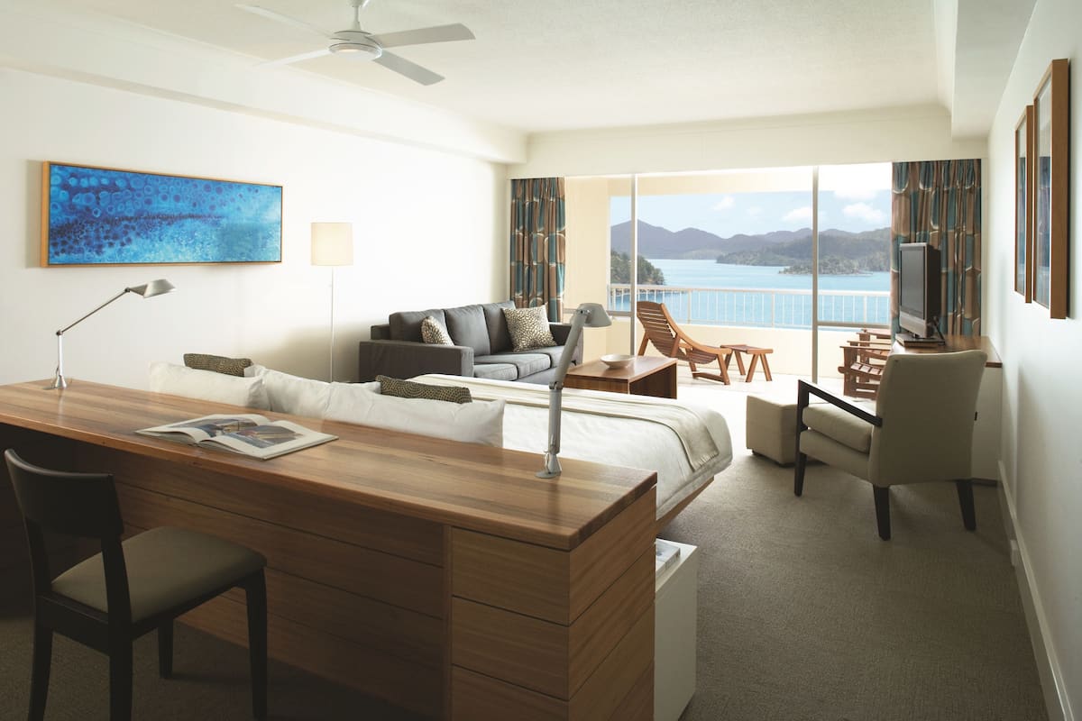 Coral Sea View King Room | 1 bedroom, minibar, in-room safe, desk