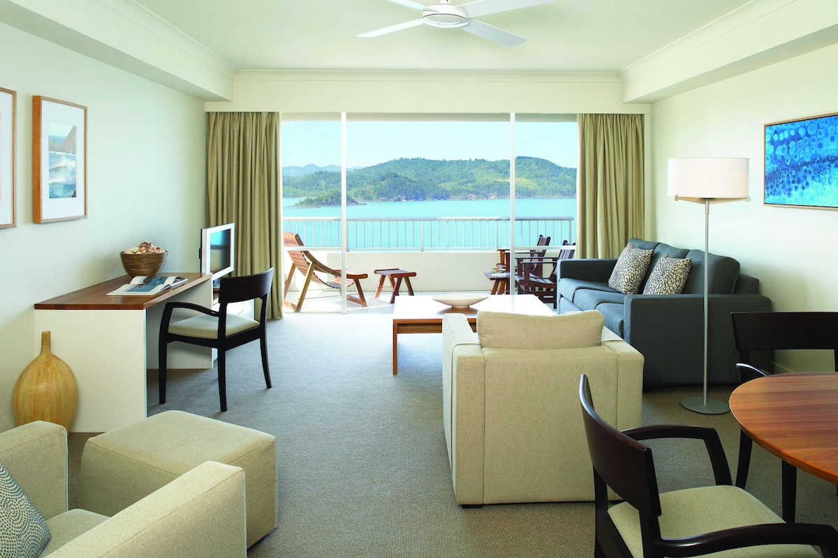 Reef Suite | Living area | Flat-screen TV, DVD player, pay films
