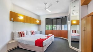 Una camera da letto moderna con un letto grande, una ventola a soffitto e una finestra con vista.