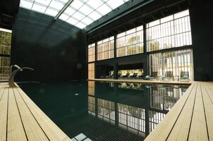 Indoor spa tub