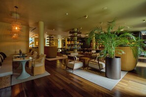 供应早餐、午餐和晚餐，地区菜