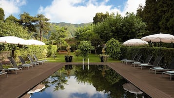 Piscina interna, piscina externa, espreguiçadeiras