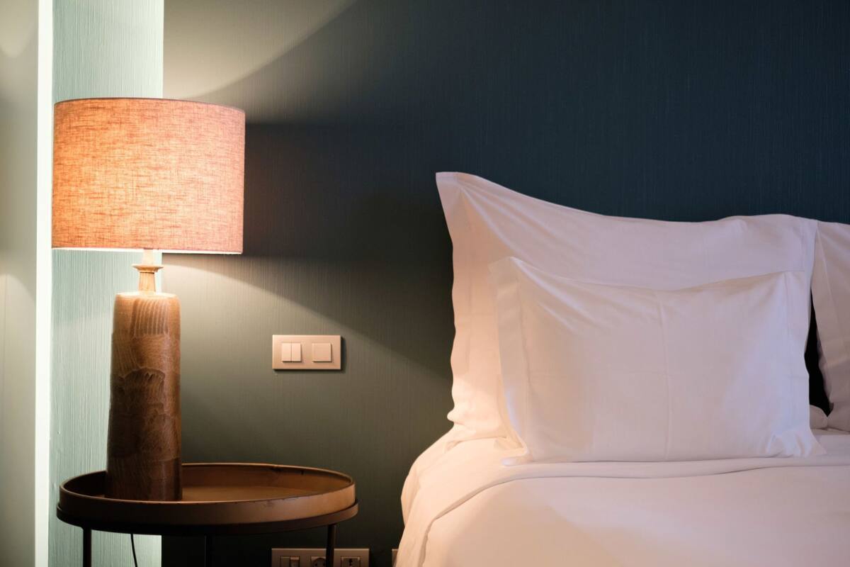 Minibaari, tallelokero huoneessa, työpöytä, pimennysverhot