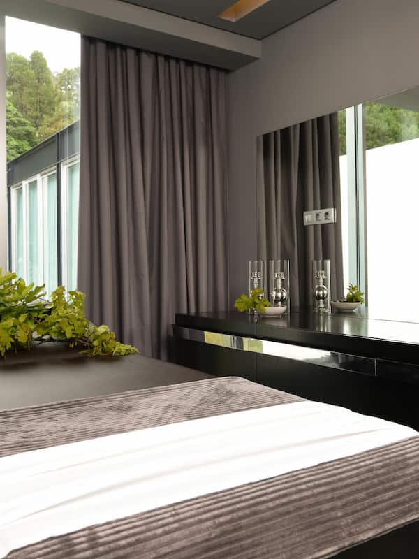 Couples treatment rooms, sauna, hot springs, body treatments, body wraps