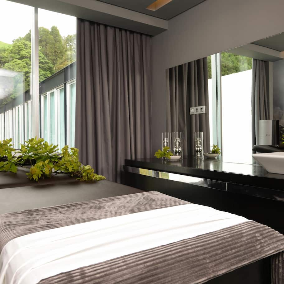 Couples treatment rooms, sauna, hot springs, body treatments, body wraps