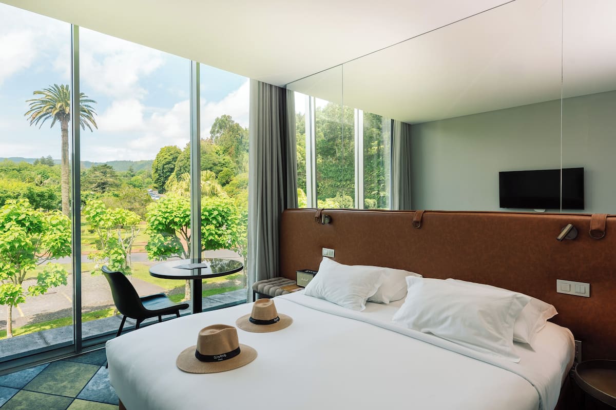 Camera Premium con letto matrimoniale o 2 letti singoli, vista giardino | 1 camera, minibar, una cassaforte in camera, una scrivania