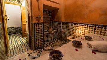 Un baño con piso a cuadros, ducha y lavabo.