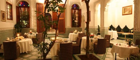 供应早餐、午餐和晚餐,摩洛哥菜,花园景观