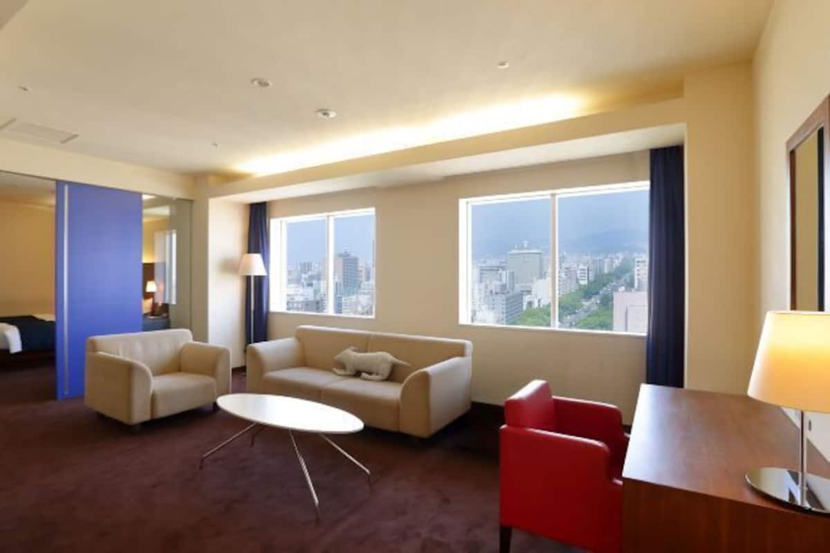 Área de sala de estar | Televisión de pantalla plana de 26 pulgadas con canales vía satélite