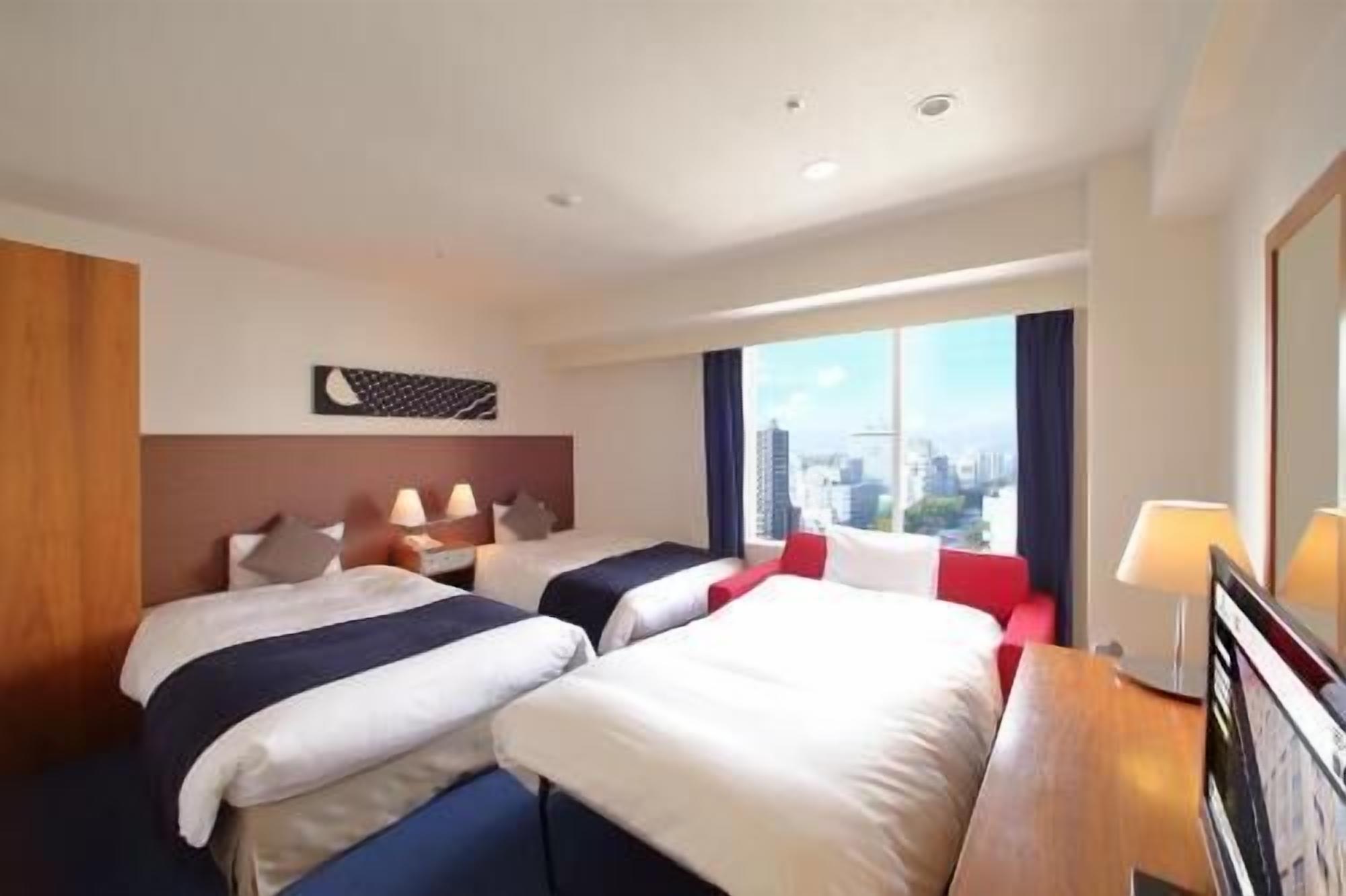 Premium bedding, down duvets, desk, blackout curtains