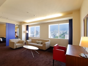 Habitación ejecutiva con 2 camas individuales, no fumadores (Suite,High Floor,50sqm) | Ropa de cama de alta calidad, edredones de plumas, escritorio