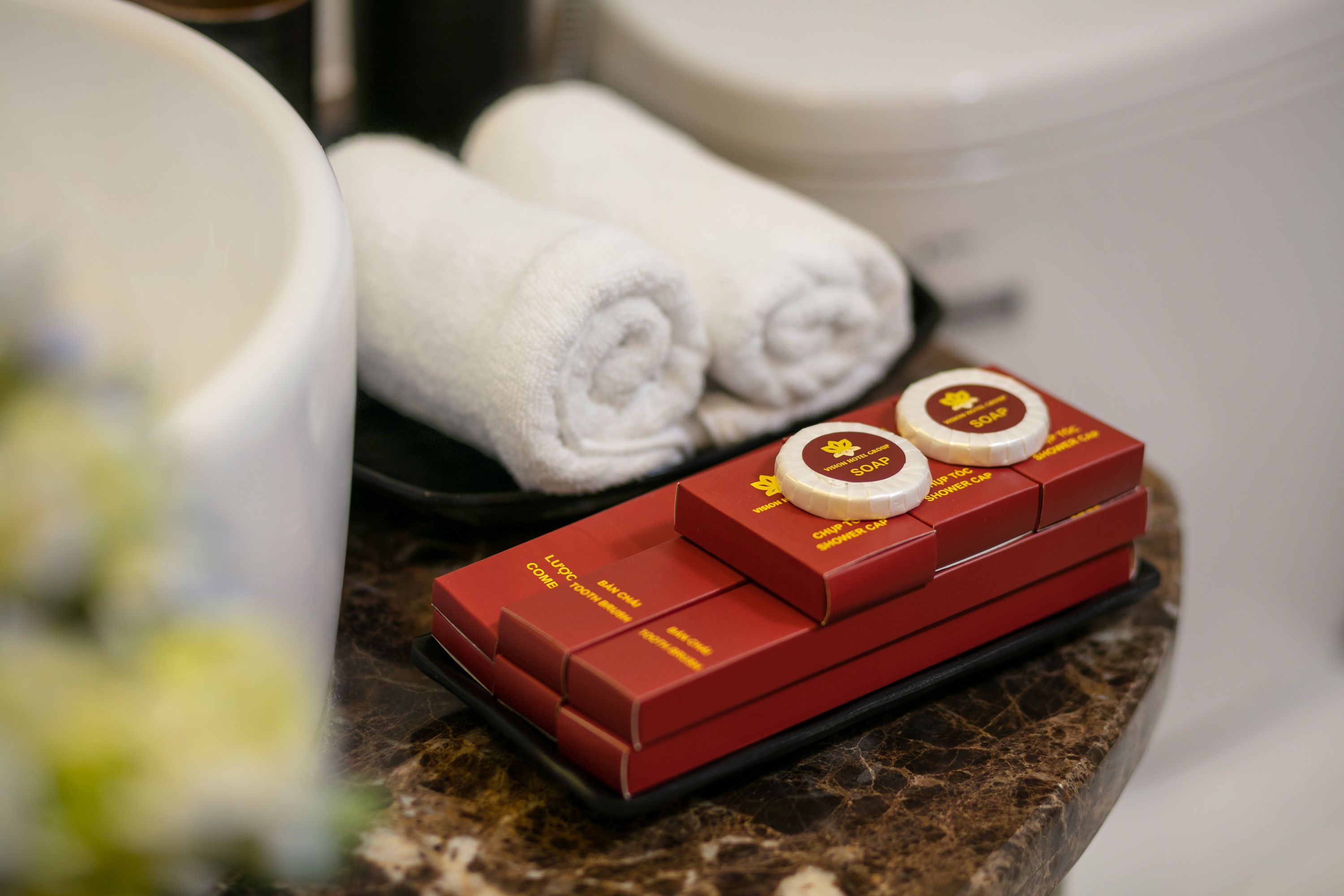 combined shower/bathtub, rainfall showerhead, free toiletries