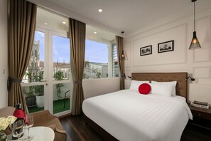 Executive Room | Bar mini, peti besi dalam bilik, meja, kalis bunyi 