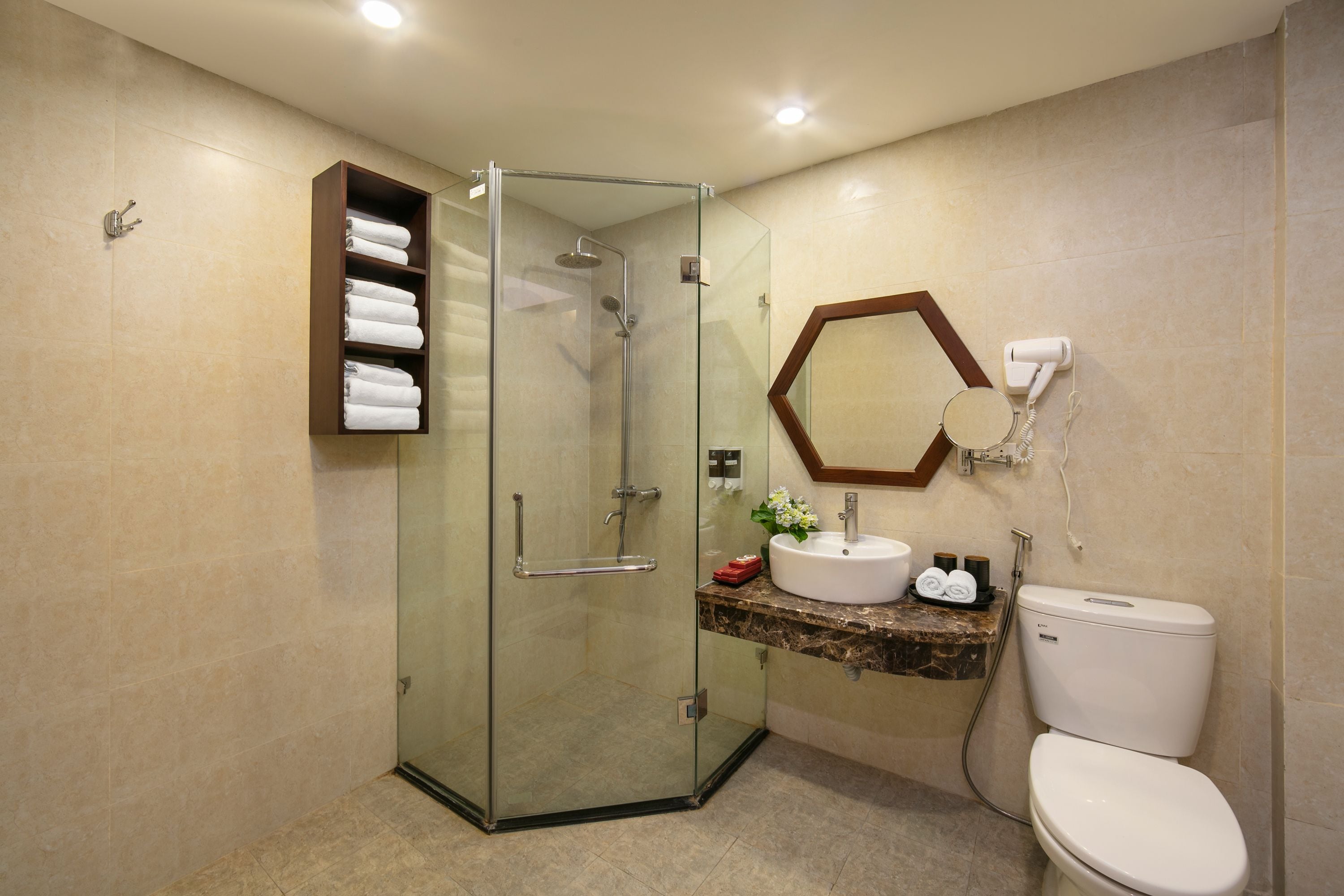 family suite, city view | bathroom shower