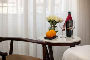 Minibar, in-room safe, desk, soundproofing - Victory Legend Hotel & Spa (Hanoi)